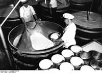 traditionelle Käseherstellung, ca. 1930